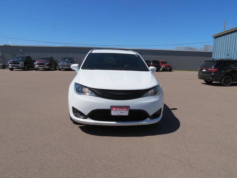 Used 2020 Chrysler Pacifica Touring 4dr Mini VanImage 3