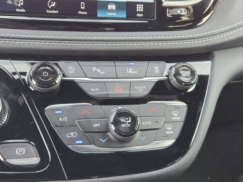 New 2026 Chrysler Pacifica Select FWD