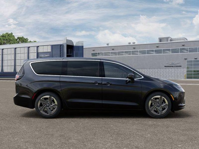 New 2027 Chrysler Pacifica LimitedImage 21