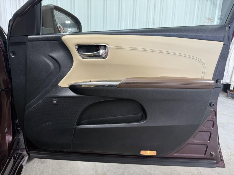 Used 2018 Toyota Avalon LimitedImage 10