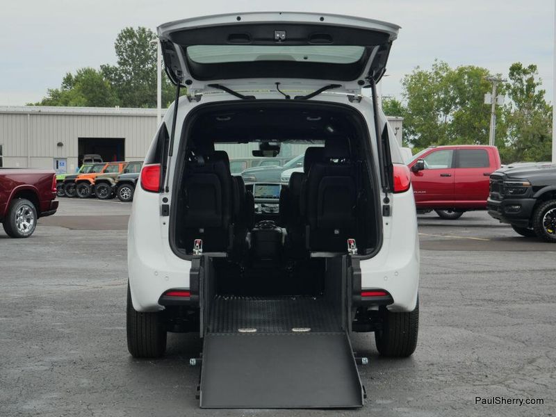 Used 2026 Chrysler Pacifica Select