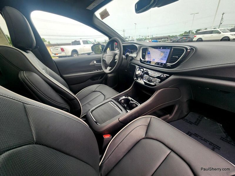 New 2027 Chrysler Pacifica Limited