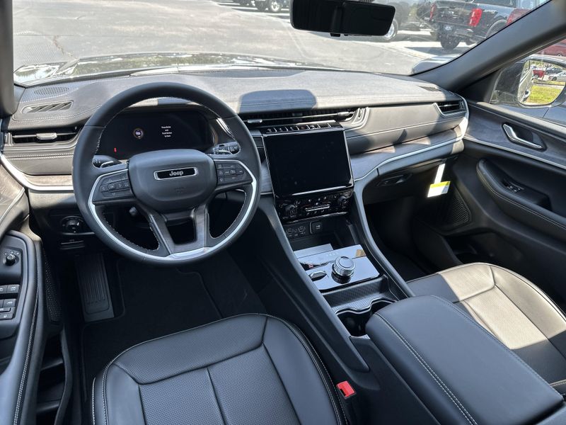 New 2025 Jeep Grand Cherokee L Limited 4x4Image 22