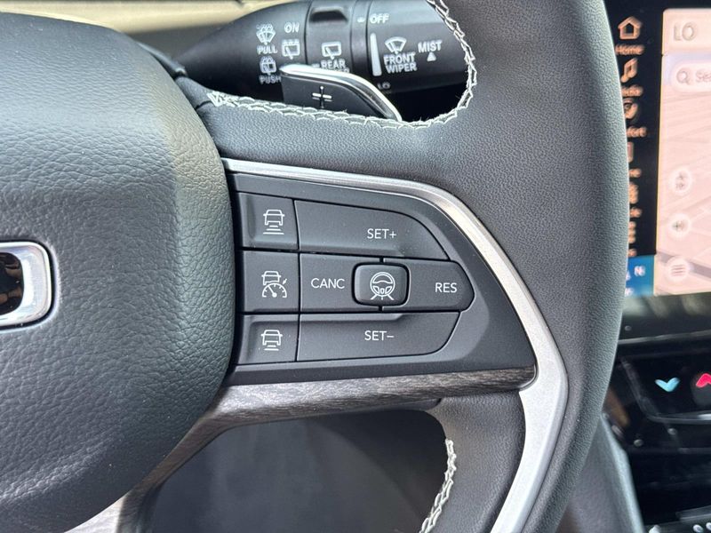 New 2026 Jeep Grand Cherokee Laredo Altitude 4x2