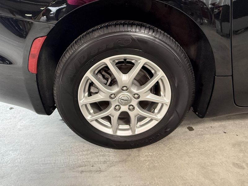 Used 2025 Chrysler Pacifica SelectImage 7