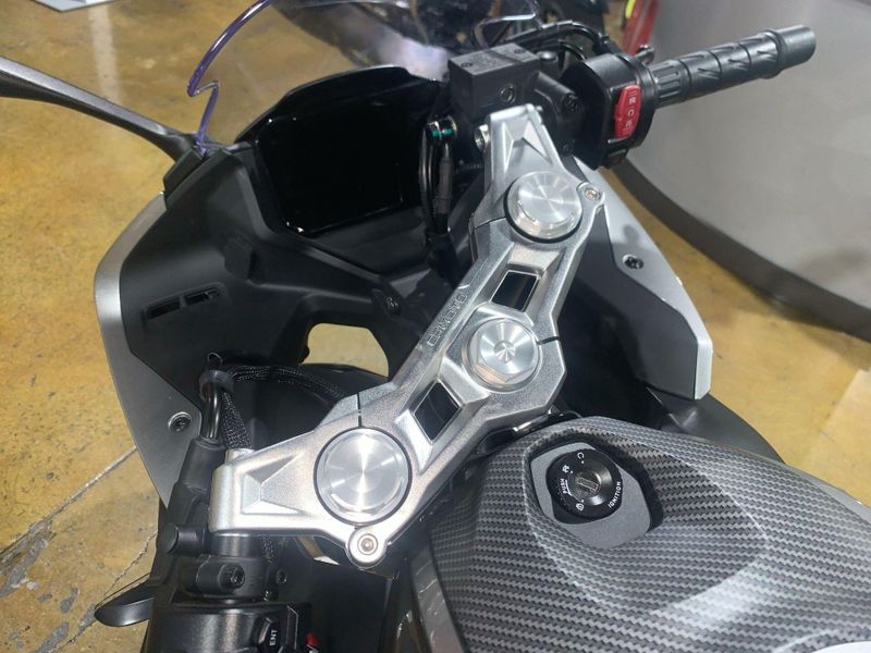 New 2025 CFMOTO 300SS Image 14