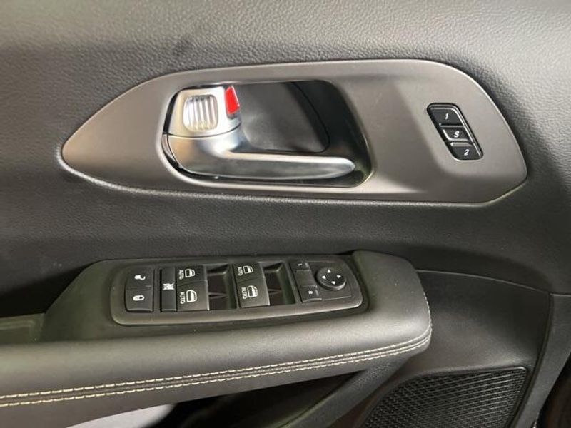 2025 Chrysler Pacifica SelectImage 9