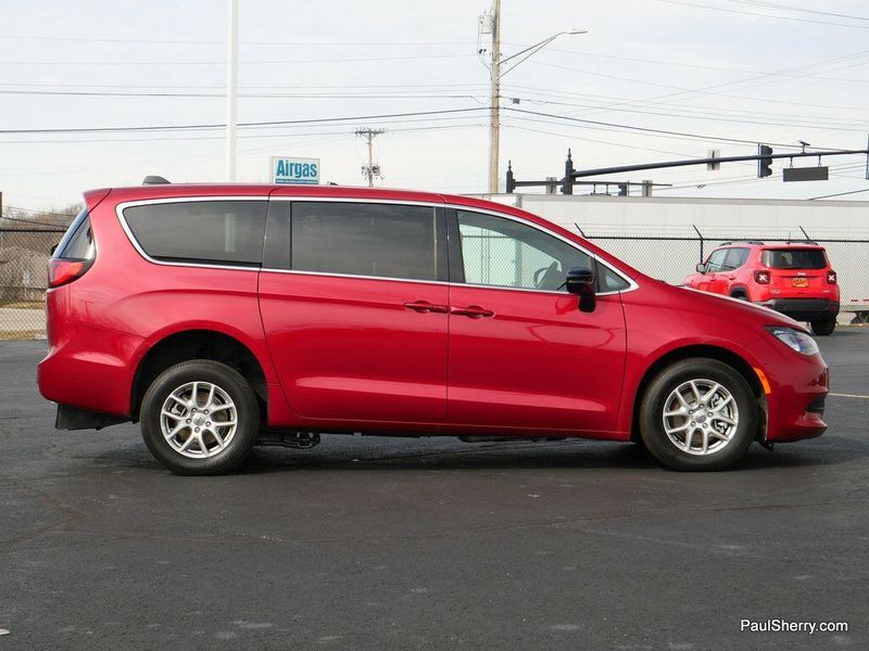 2025 Chrysler Voyager LXImage 13