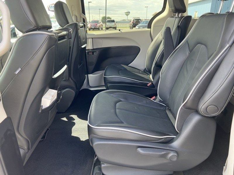 2023 Chrysler Pacifica Plug-in Hybrid LimitedImage 19