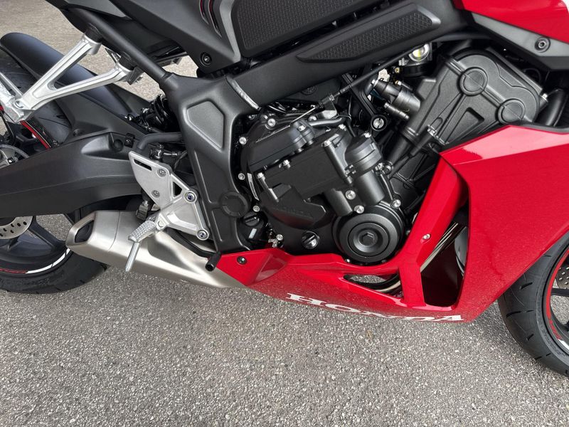 New 2026 Honda CBR650R E-CLUTCH Image 15