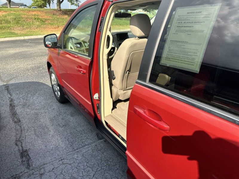 2010 Chrysler Town & Country LXImage 16