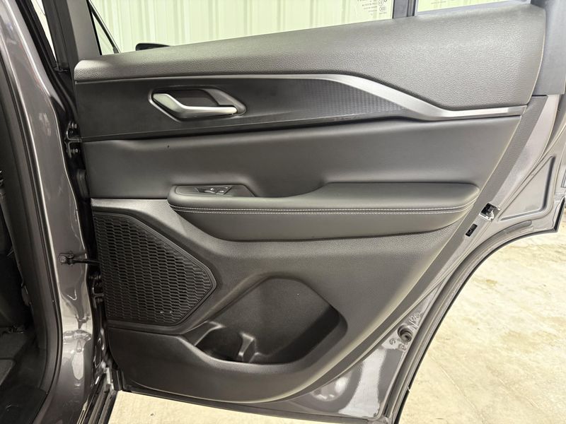 Used 2023 Jeep Grand Cherokee LaredoImage 11
