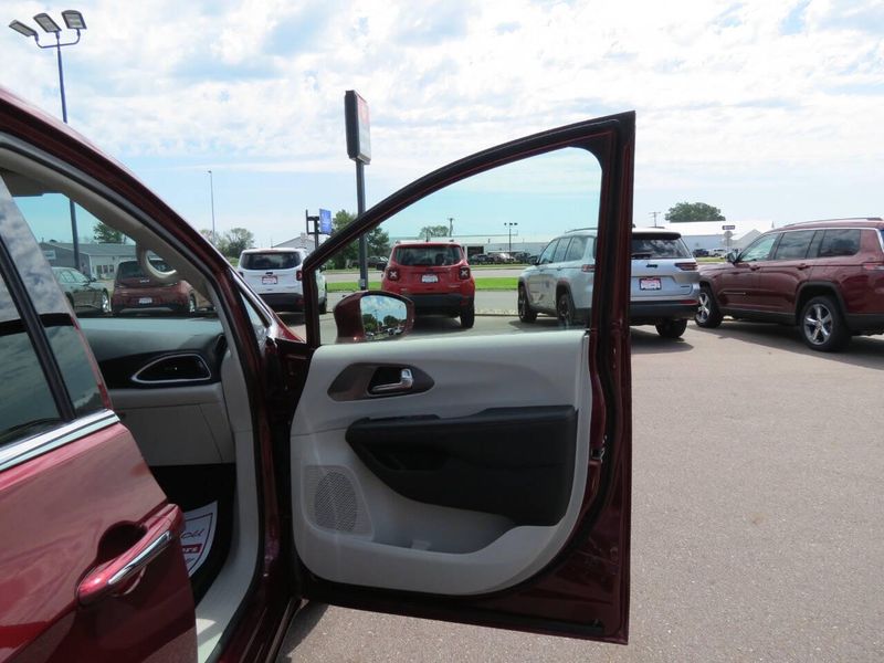 2020 Chrysler Pacifica Touring Plus photo 34