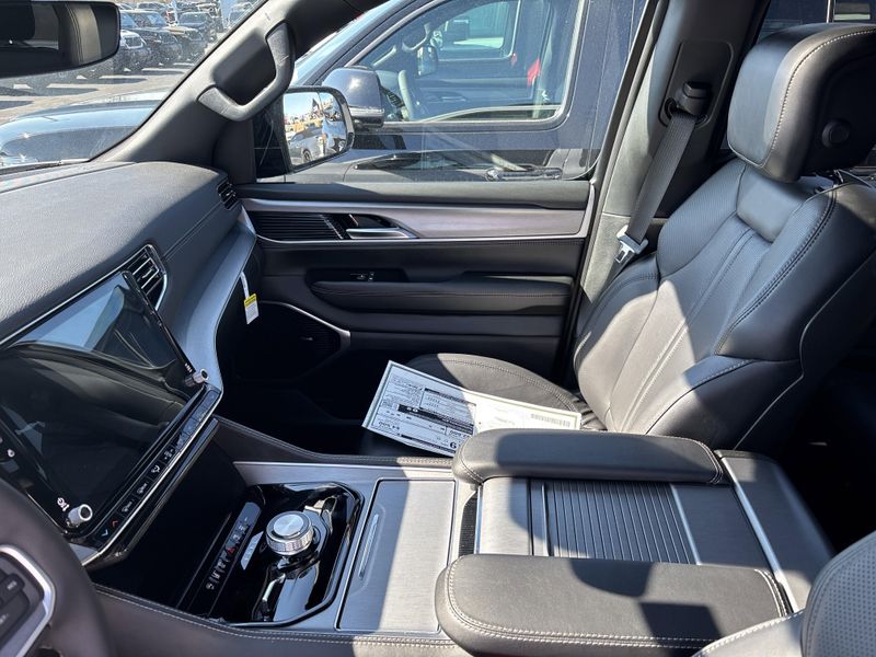 2026 Jeep Grand Wagoneer Limited Altitude 4x4Image 36