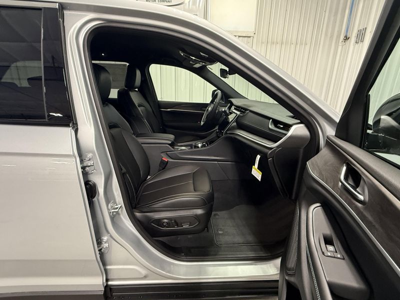 New 2025 Jeep Grand Cherokee Limited 4x4Image 14