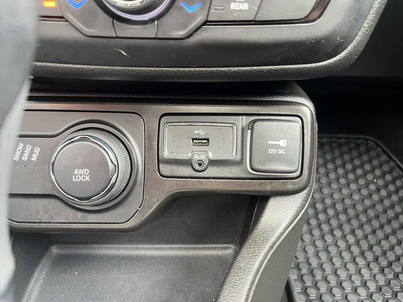 Used 2022 Jeep Renegade Image 12