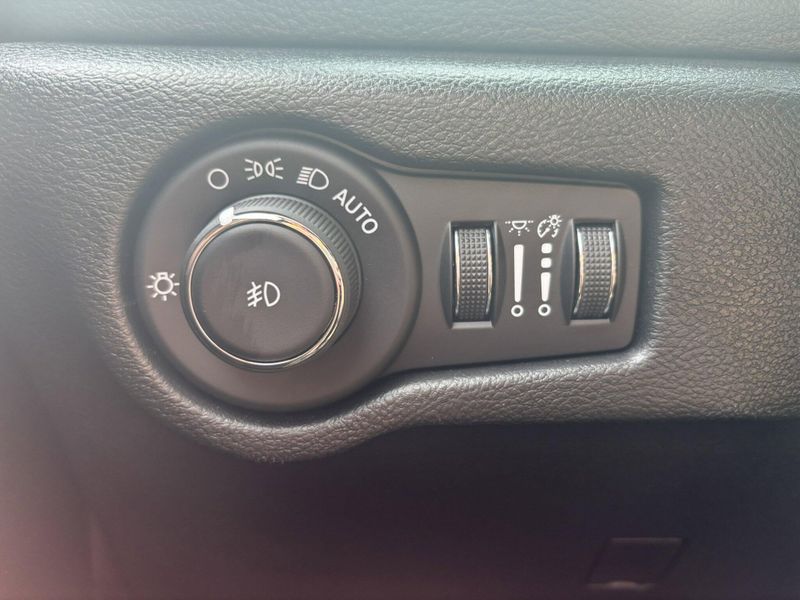 New 2025 Chrysler Pacifica SelectImage 25