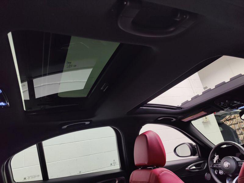 2024 Alfa Romeo Giulia Veloce AWD w/Sunroof/NAV/Activ AsstImage 7