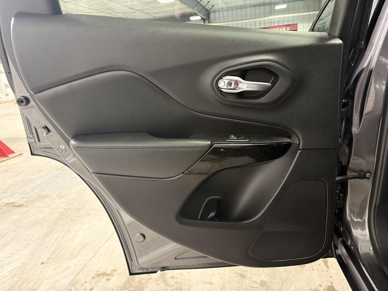 Used 2020 Jeep Cherokee AltitudeImage 19