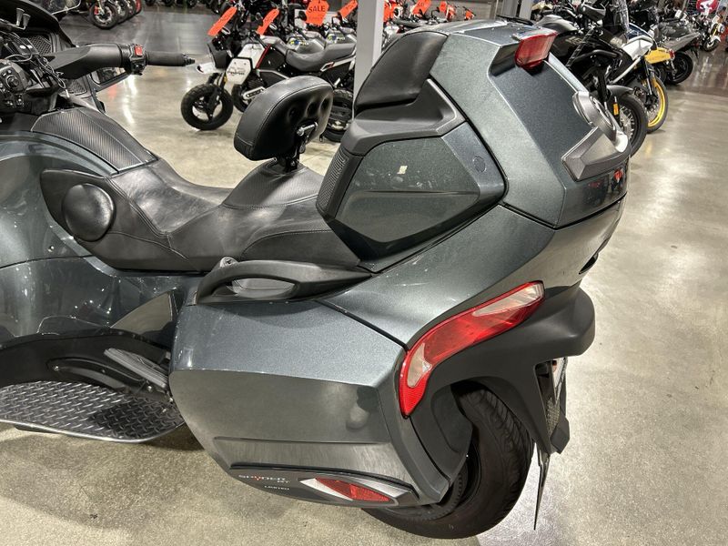 2018 Can-Am SPYDER RT-SE6  in a GREY exterior color. Del Amo Motorsports of Redondo Beach (424) 390-7811 delamomotorsports.com 