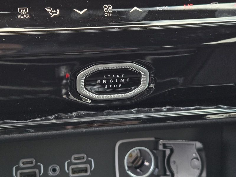 New 2026 Jeep Grand Cherokee Laredo Altitude 4x2