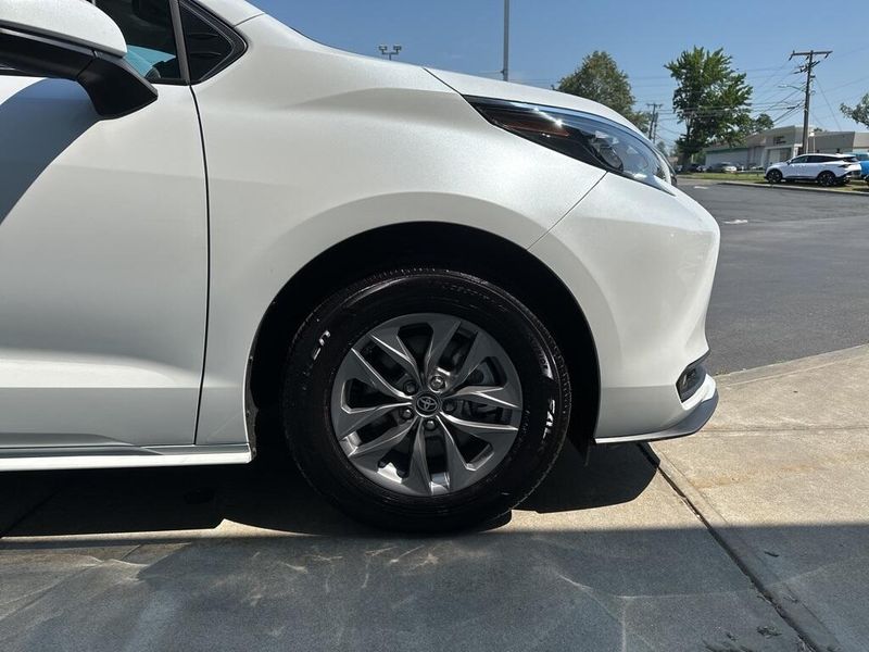 2025 Toyota Sienna XLEImage 12