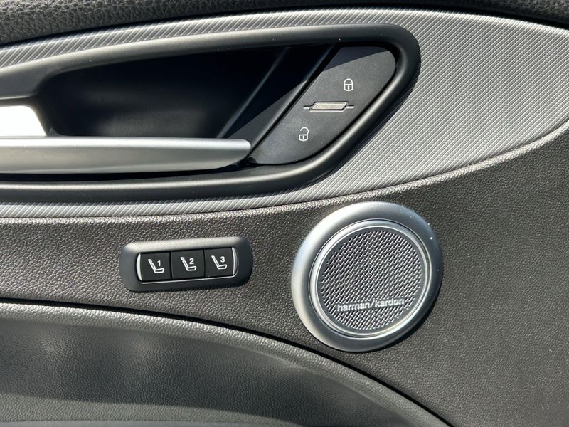 2019 Alfa Romeo Stelvio Image 21