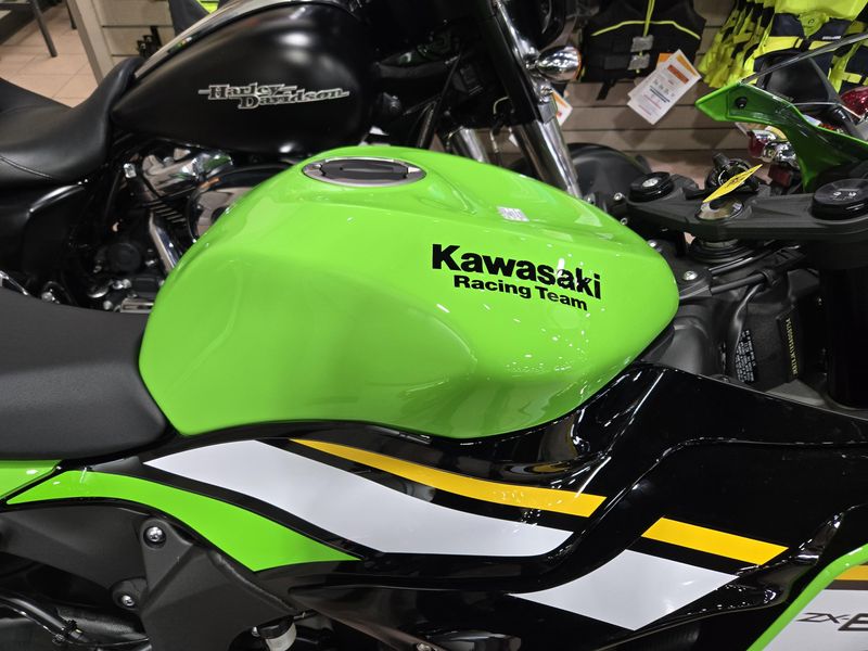 2025 Kawasaki NINJA ZX6R KRT EDITION LIME GREEN AND EBONY AND PEARL BLIZZARD WHITEImage 11