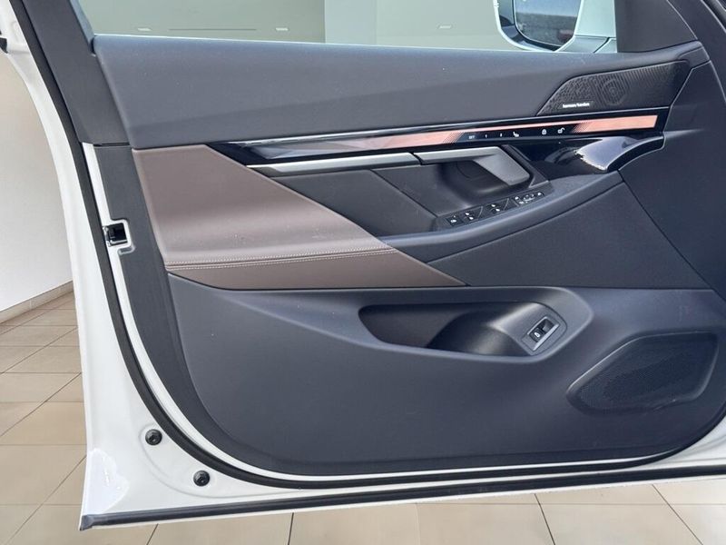 2025 BMW i5 xDrive40Image 18