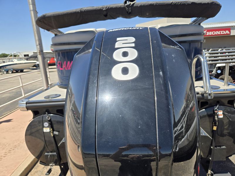 USED 2022 TRACKER REGENCY 230 DL3 Image 10