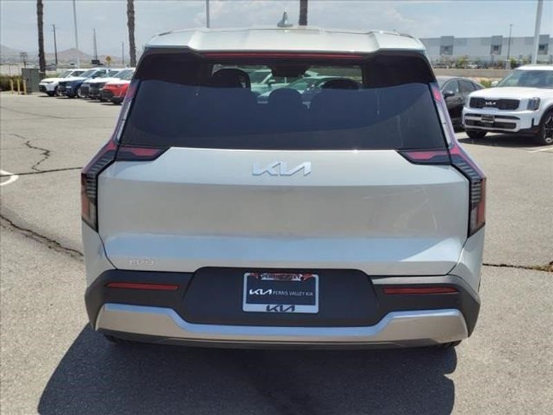 2024 Kia EV9 LightImage 5