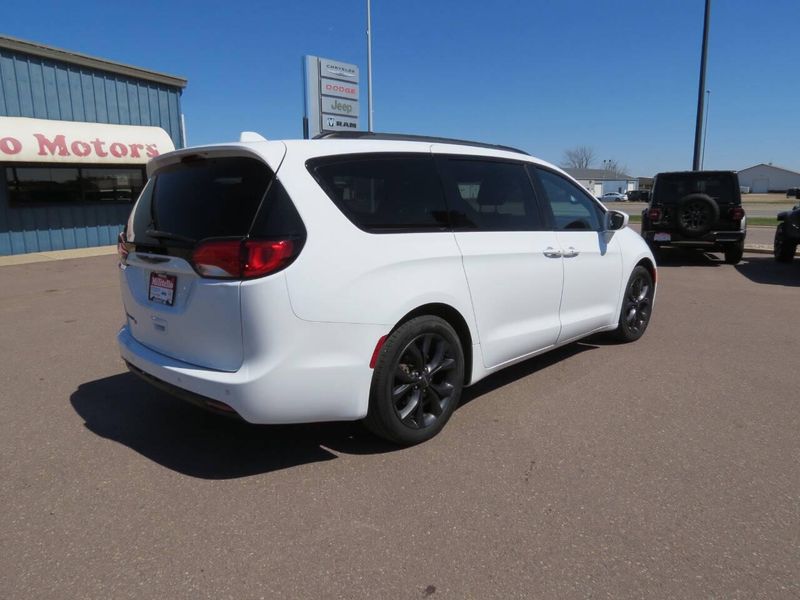 Used 2020 Chrysler Pacifica Touring 4dr Mini VanImage 4