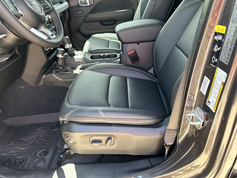 New 2025 Jeep Wrangler 4-door SaharaImage 17