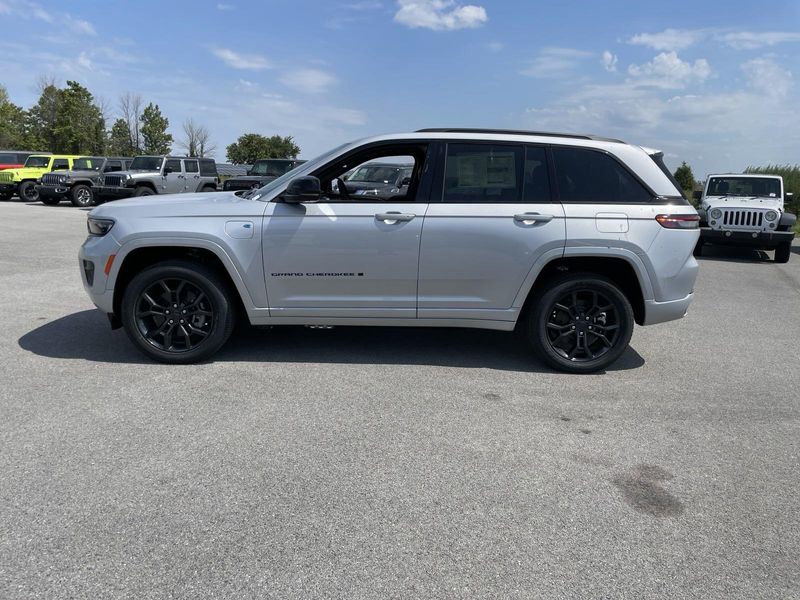 2024 Jeep Cherokee 4xe Anniversary Edition Sport photo 3