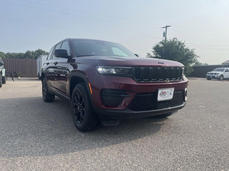 2024 Jeep Grand Cherokee Altitude XImage 2