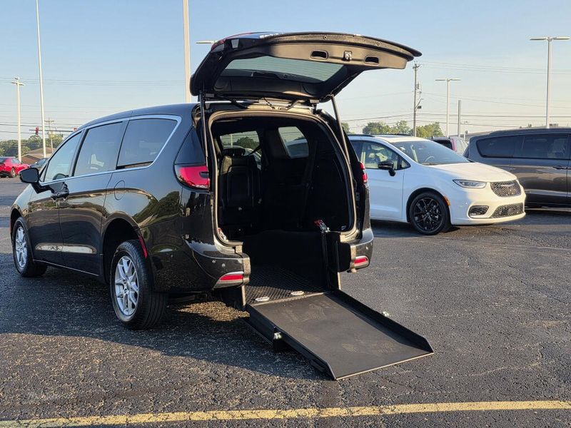 Used 2025 Chrysler Pacifica Select