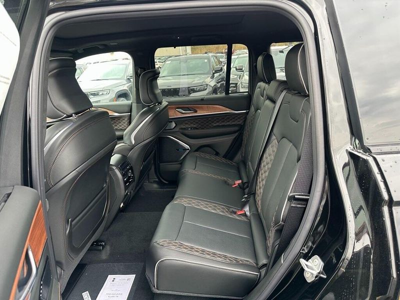 2025 Jeep Grand Cherokee Summit Reserve 4x4Image 13