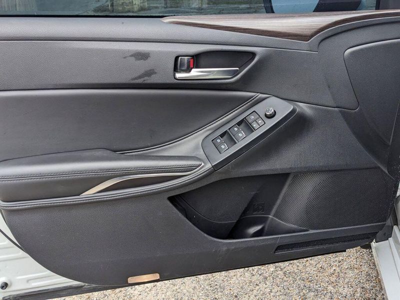 2022 Toyota Avalon Hybrid XLE in a Ice Edge exterior color and Blackinterior. Johnson Dodge 601-693-6343 pixelmotiondemo.com 