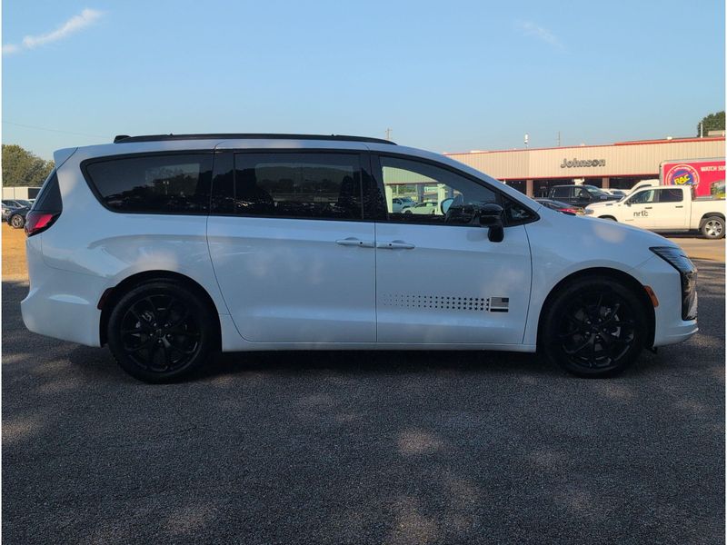New 2027 Chrysler Pacifica SelectImage 6