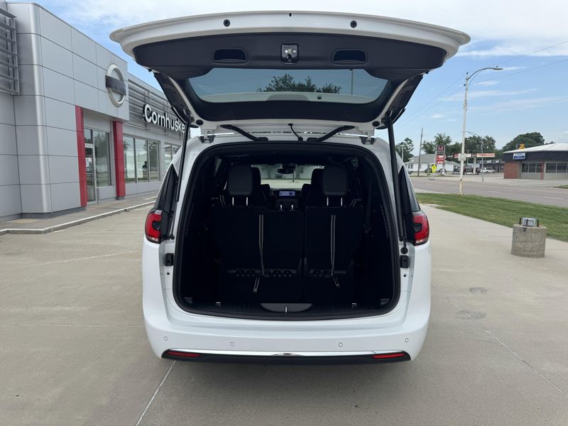 New 2025 Chrysler Pacifica SelectImage 8