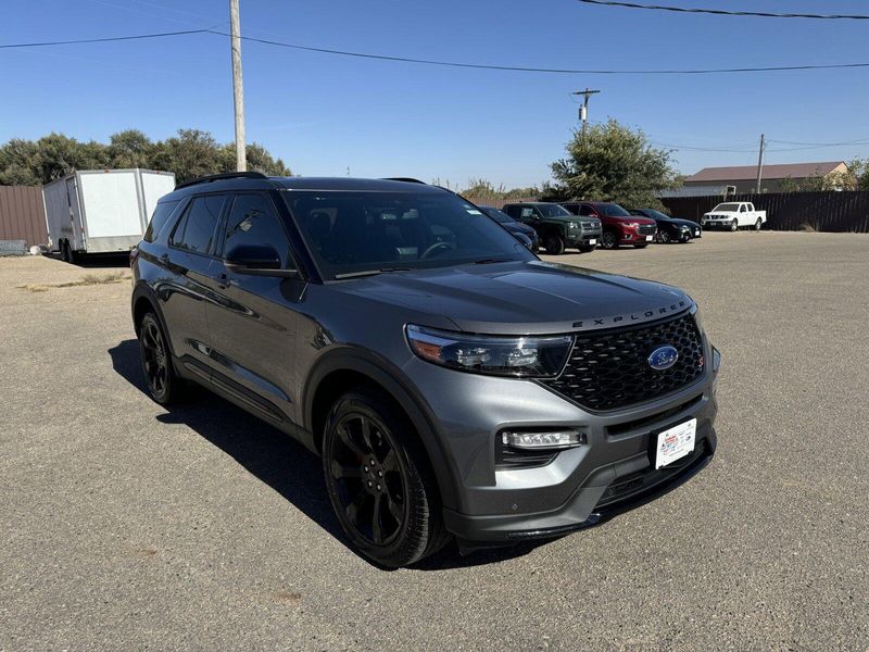 2024 Ford Explorer STImage 2