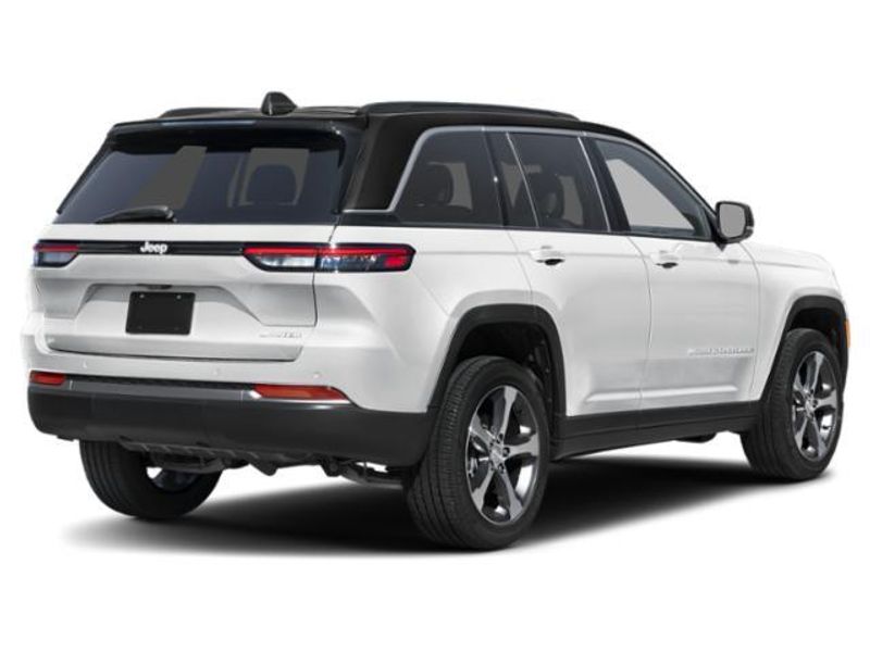New 2027 Jeep Grand Cherokee SummitImage 3