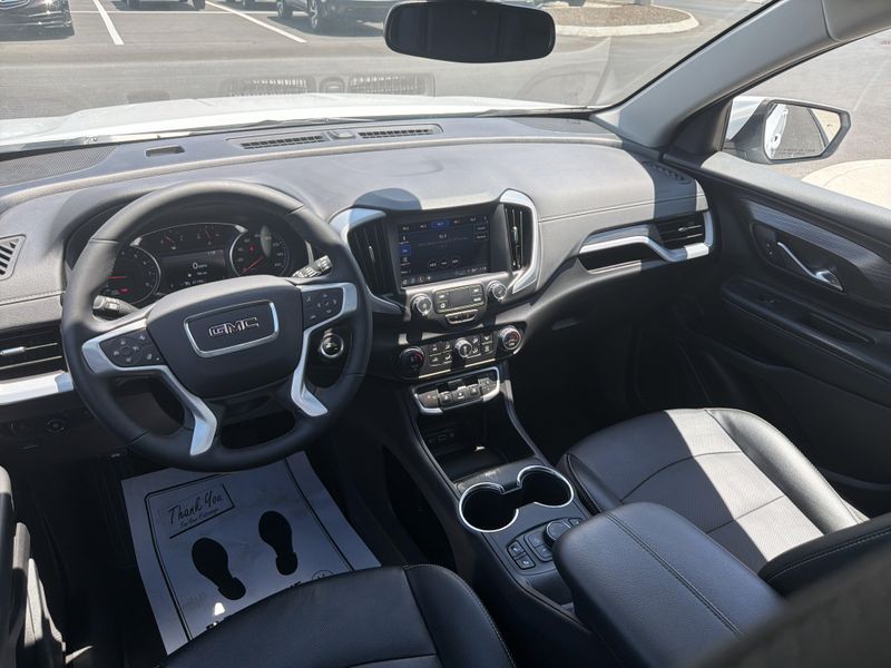 Used 2024 GMC Terrain SLTImage 30