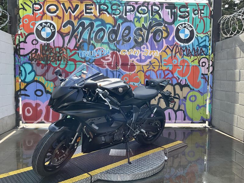 New 2025 Yamaha YZF-R7 Image 1