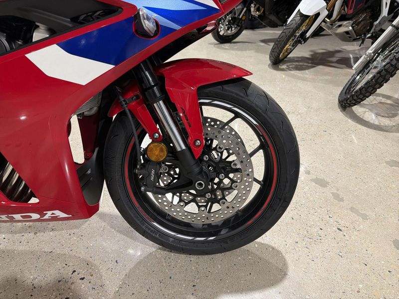 New 2026 Honda CBR650R E-CLUTCH Image 19