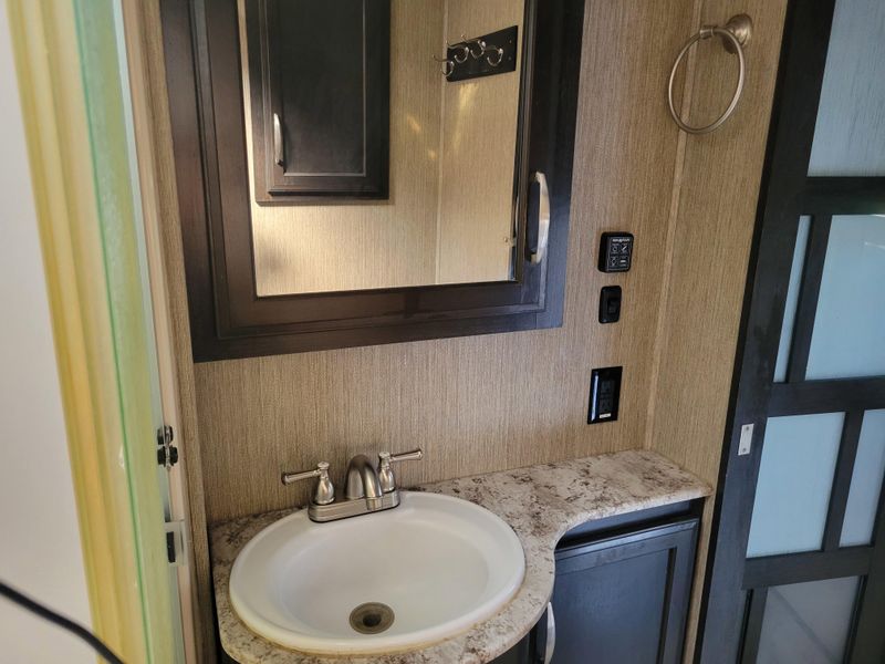 Used 2017 GRAND DESIGN MOMENTUM M- 388M Image 17