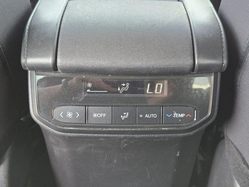 Used 2024 Toyota Highlander LE FWD (Natl)