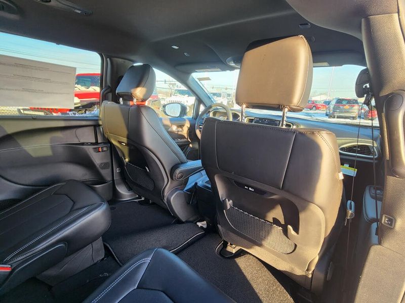 New 2026 Chrysler Pacifica Select