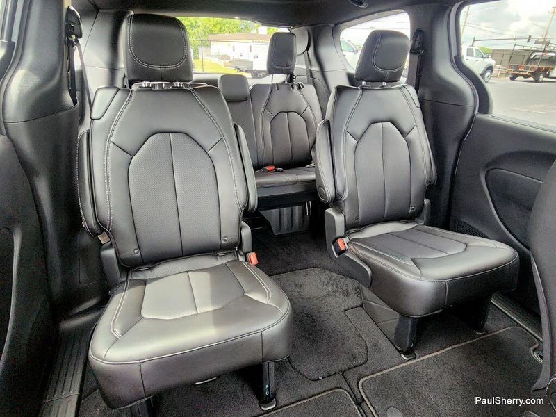 New 2026 Chrysler Pacifica Select