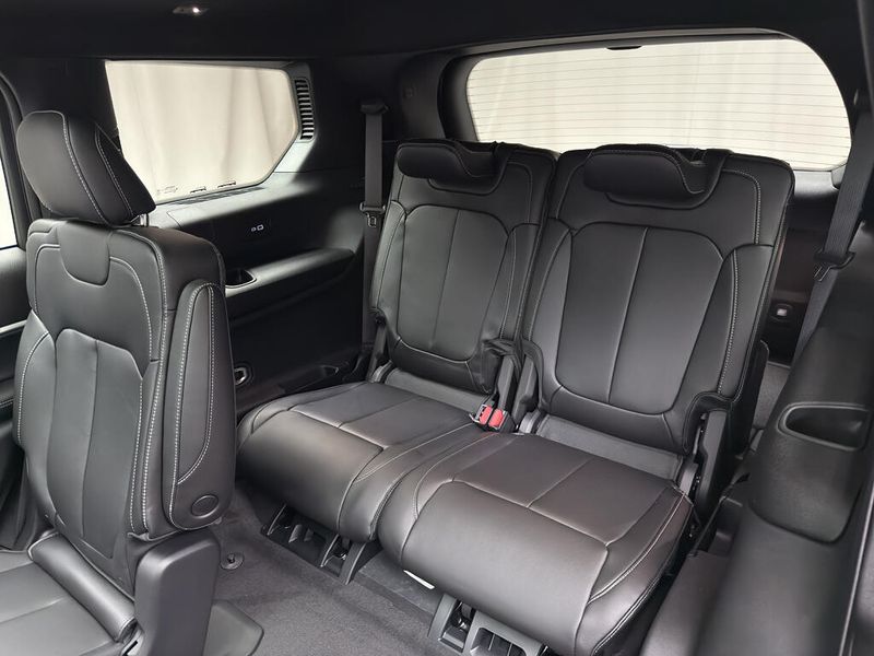 New 2025 Jeep Grand Cherokee L Limited 4x4Image 12